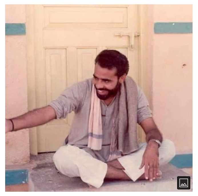 Pm modi old pic of younger age